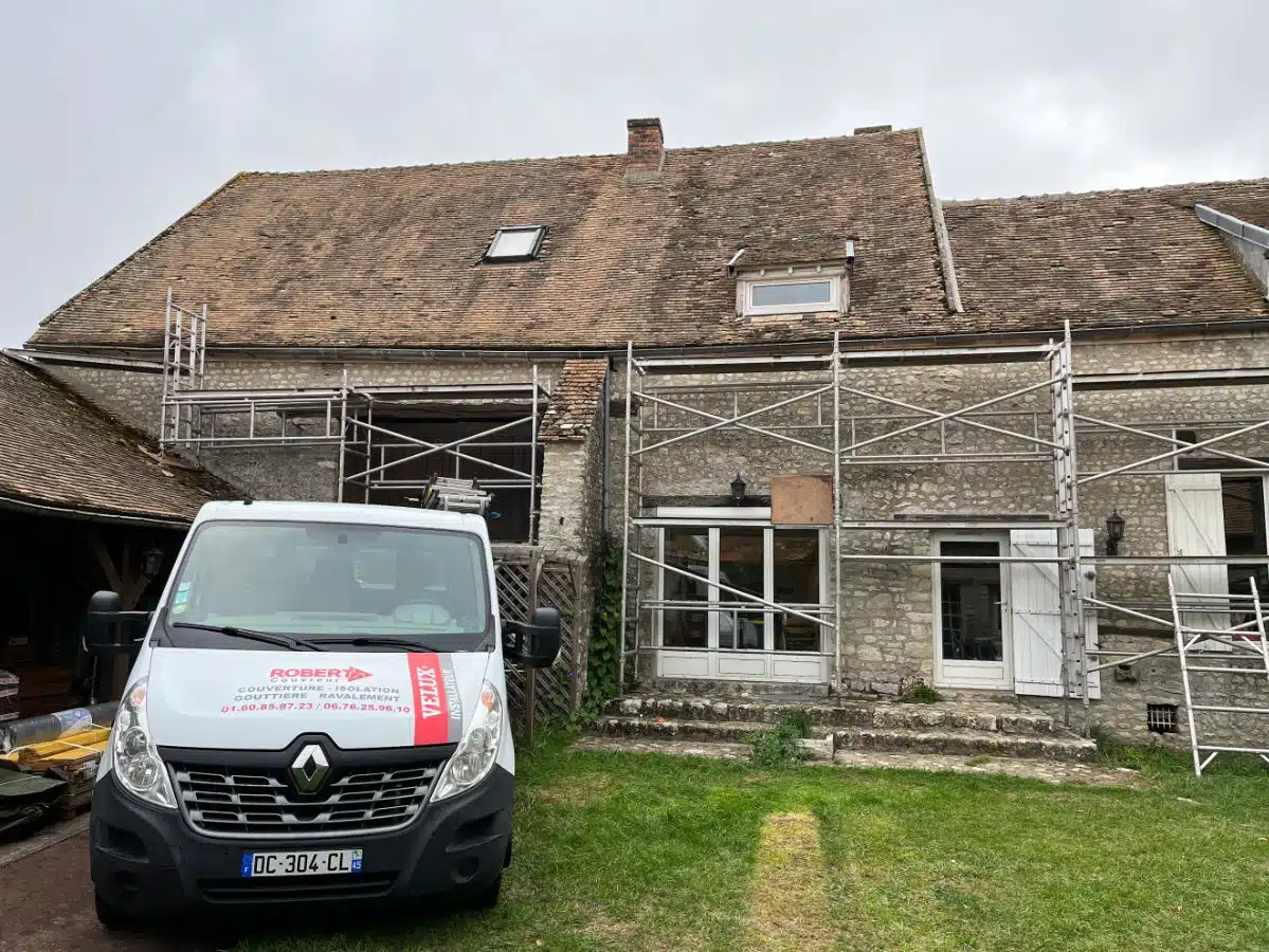 Le camion Robert Couvreur devant un chantier de rénovation de toiture en tuiles plates dans le Loiret