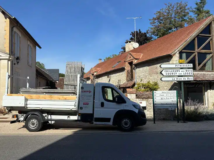 Camion Robert Couvreur garé sur un chantier à Puiseaux
