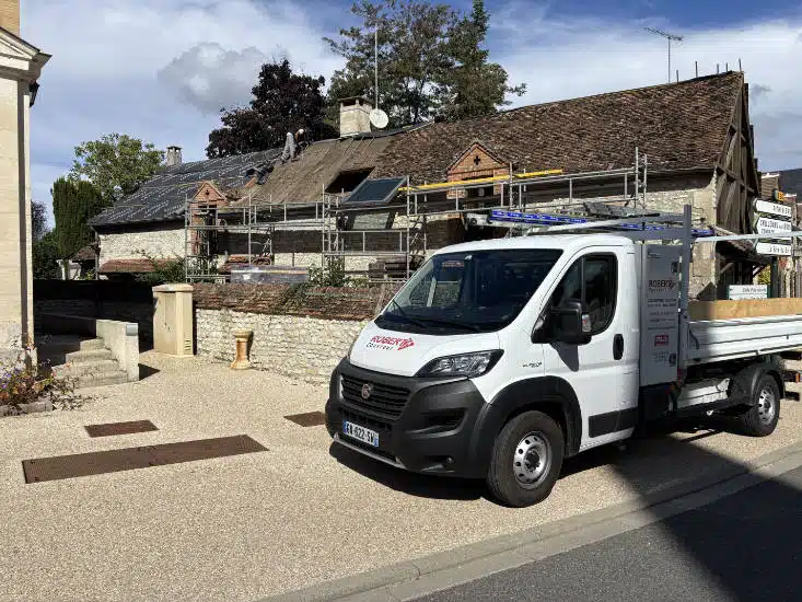 Le camion Robert Couvreur devant le chantier de rénovation de la longère à Dadonville