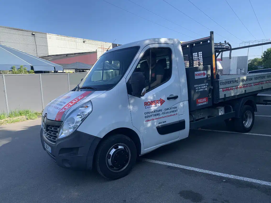 Camion de Robert Couvreur — couverture, isolation, gouttière, ravalement — artisan couvreur à Artenay