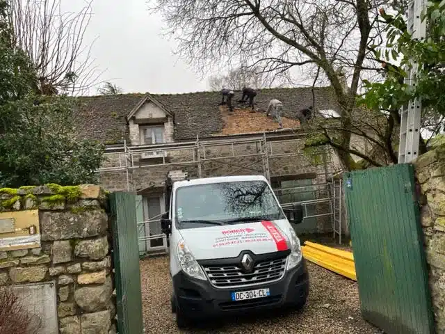 Dépose de l’ancienne couverture d’une longère avant remplacement — toiture à Beaune-la-Rolande