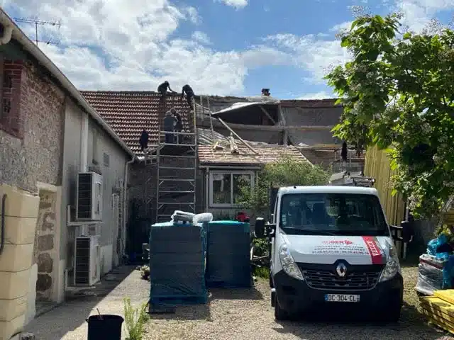 Couvreurs en train de déposer la couverture de la longère, côté cour — Dadonville (45)