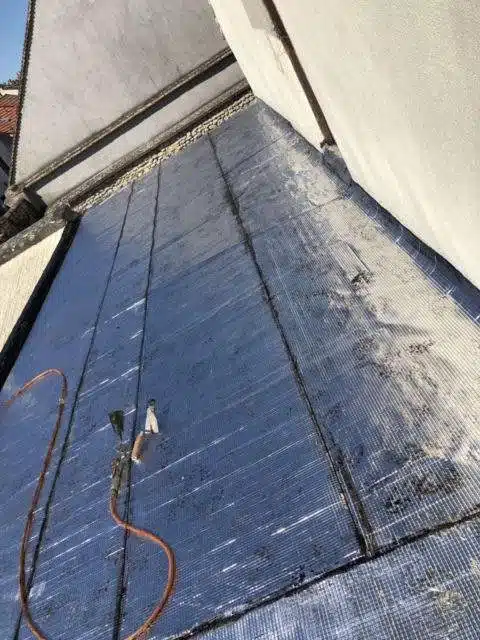 Pose de bandes d’étanchéité sur un toit plat