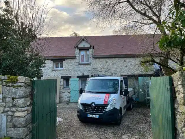 La longère en pierre de Dadonville, toiture en tuiles rénovée — fin de chantier