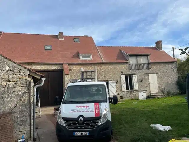 Longère rénovée : tuiles neuves et gouttière en zinc — Robert Couvreur, artisan dans le Loiret
