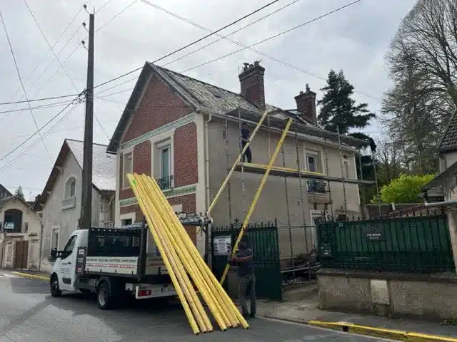 Montage d’un échafaudage pour la réfection d’une toiture en ardoise — chantier à Montargis