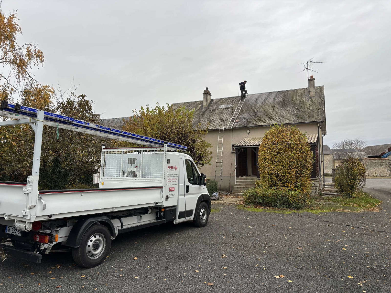 Camion Robert Couvreur garé devant une maison dans le Loiret pendant un chantier de nettoyage de toiture