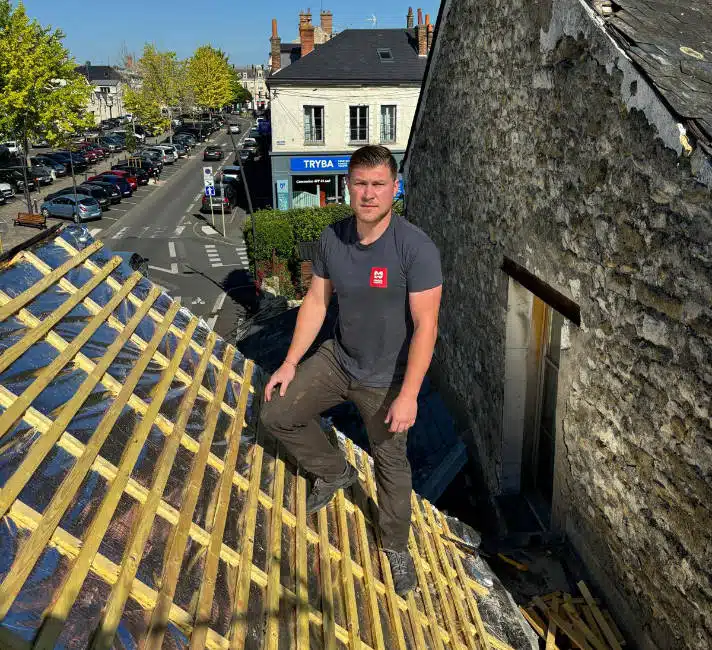 Brandon Robert, votre artisan couvreur à Artenay, sur un chantier de rénovation de toiture