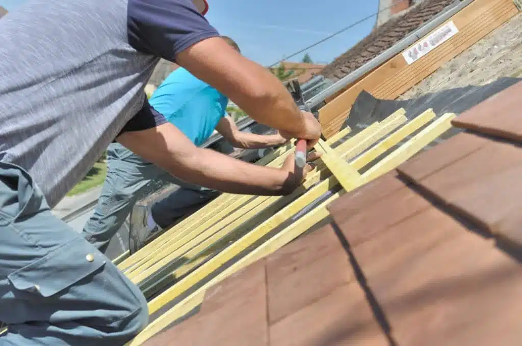 Pose des liteaux sur la charpente — rénovation de toiture à Artenay