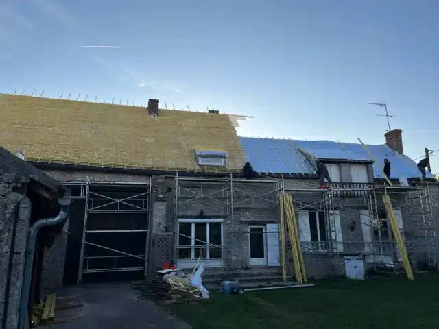Pose du liteaunage sur écran de sous-toiture — chantier de la longère à Dadonville (45)