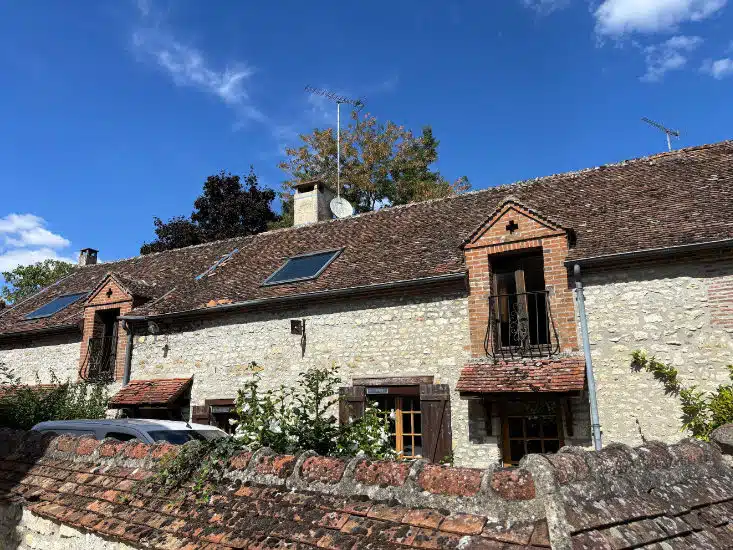 Longère en pierre dont la toiture a été rénovée par Robert Couvreur