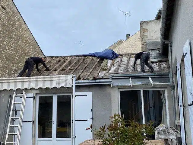 Couvreurs déposant une couverture pour changer l’isolation de la toiture