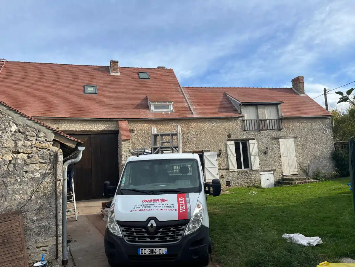 Toiture en tuiles traditionnelles rénovée en fin de chantier par Robert Couvreur — prestation proposée à Artenay