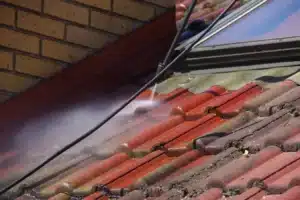 gros plan démoussage de toiture