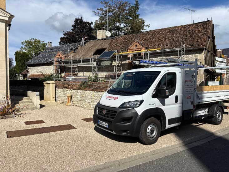 Camion de M Robert Brandon 45 - CAmion devant une maisons dont la toiture est rénovée à Pithiviers