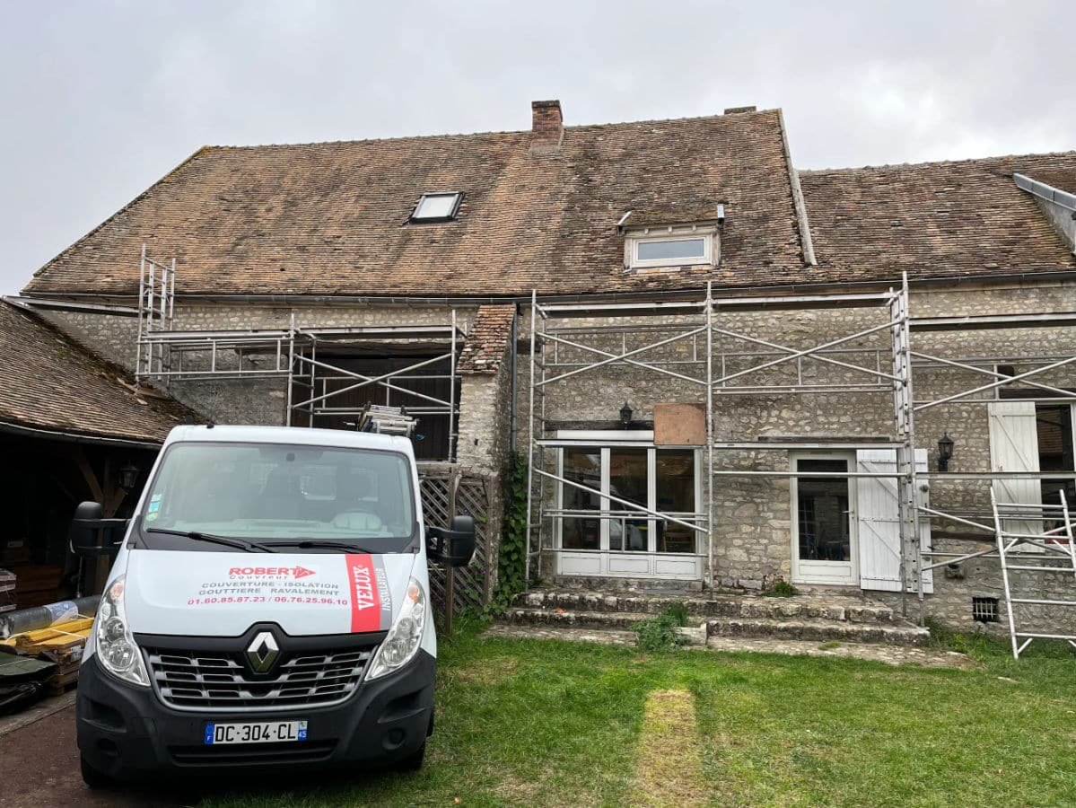 camion robert couvreur devant une maison chantier de renovation de toiture tuiles plates traditionnelles