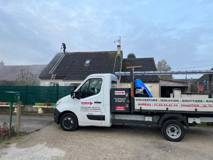 Nettoyage de toiture au moyen d'un karcher dans le Loiret
